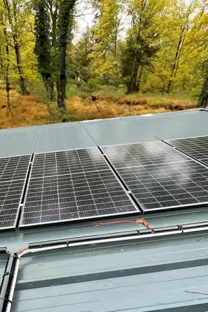 Fixation Toiture BAC ACIER pour 4 panneaux solaires PAYSAGE (1 rangée) Satisfait Ou Remboursé