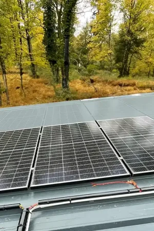 Fixation Toiture BAC ACIER pour 3 panneaux solaires PAYSAGE (1 rangée) Authentique