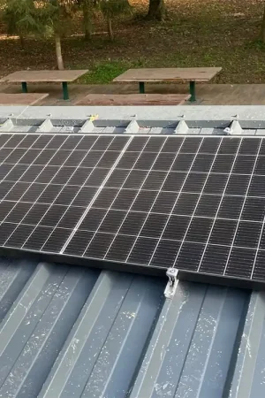 Fixation Toiture BAC ACIER pour 1 panneau solaire PAYSAGE (Cadre 30-50mm) Jusqu'à Épuisement Des Stocks